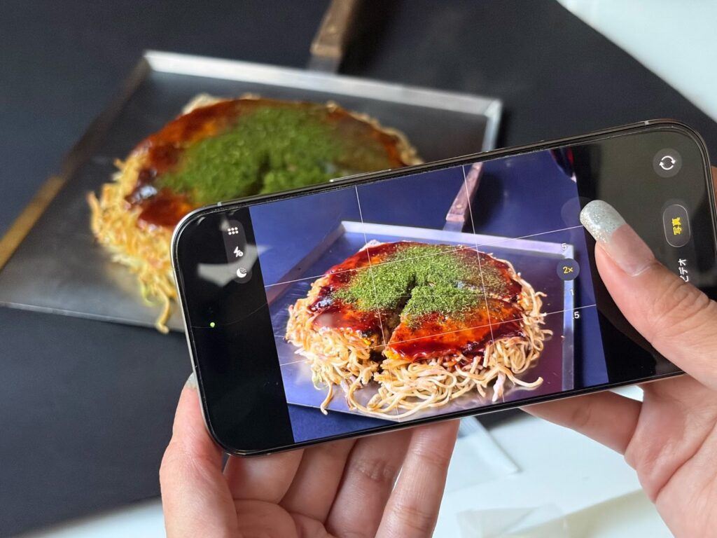 スマホを使って手元で美味しそうな料理写真を撮影するテクニックのイメージ