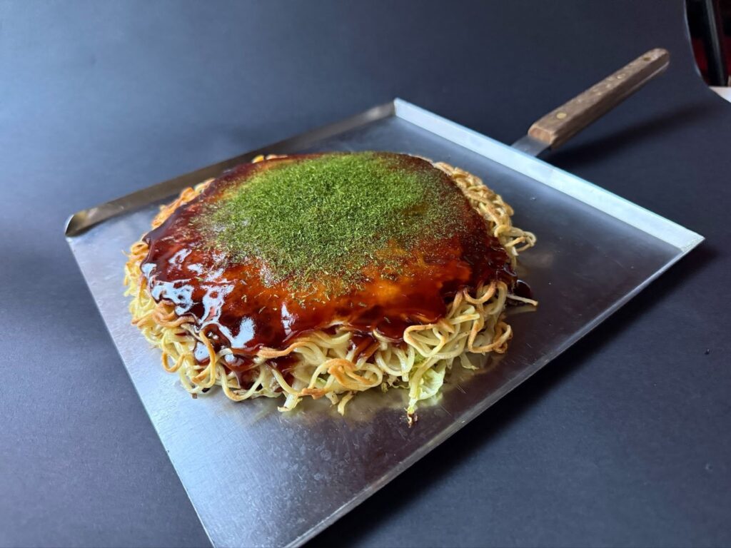 スマホの1倍レンズで料理に近づいて撮影したお好み焼き