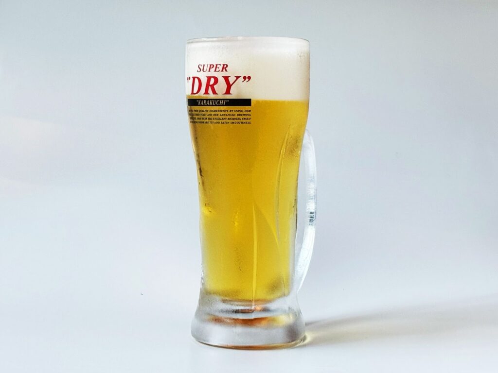 店内の蛍光灯の下で撮影したグラスビール