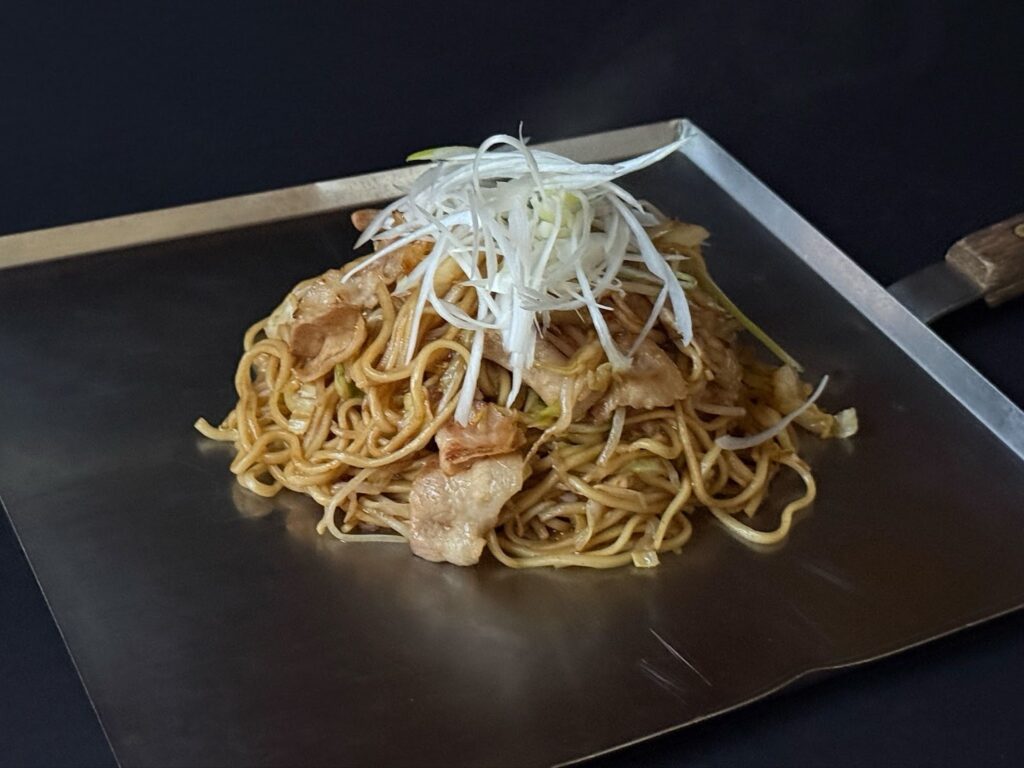 夜間の暗い店内で照明を使わず全体が暗く平坦に写ってしまった料理