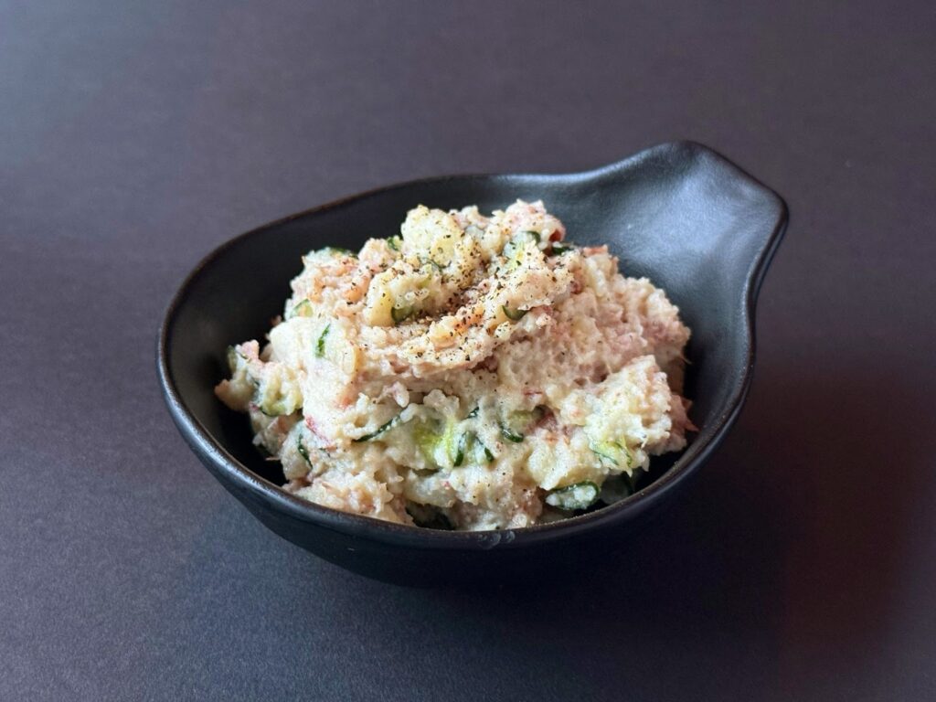右手前に自作レフ板を配置して右側の影を解消し明るく仕上げた料理写真