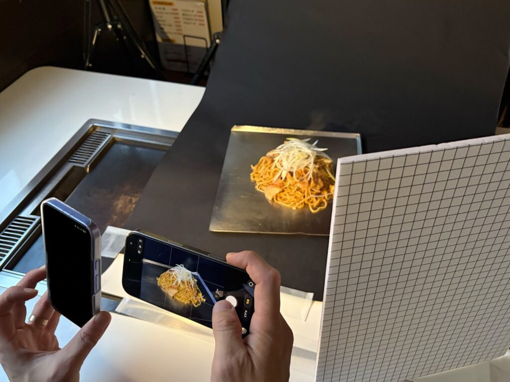 スマホライトをカメラ側から被写体の正面へ順光で当ててしまっているNGな撮影方法
