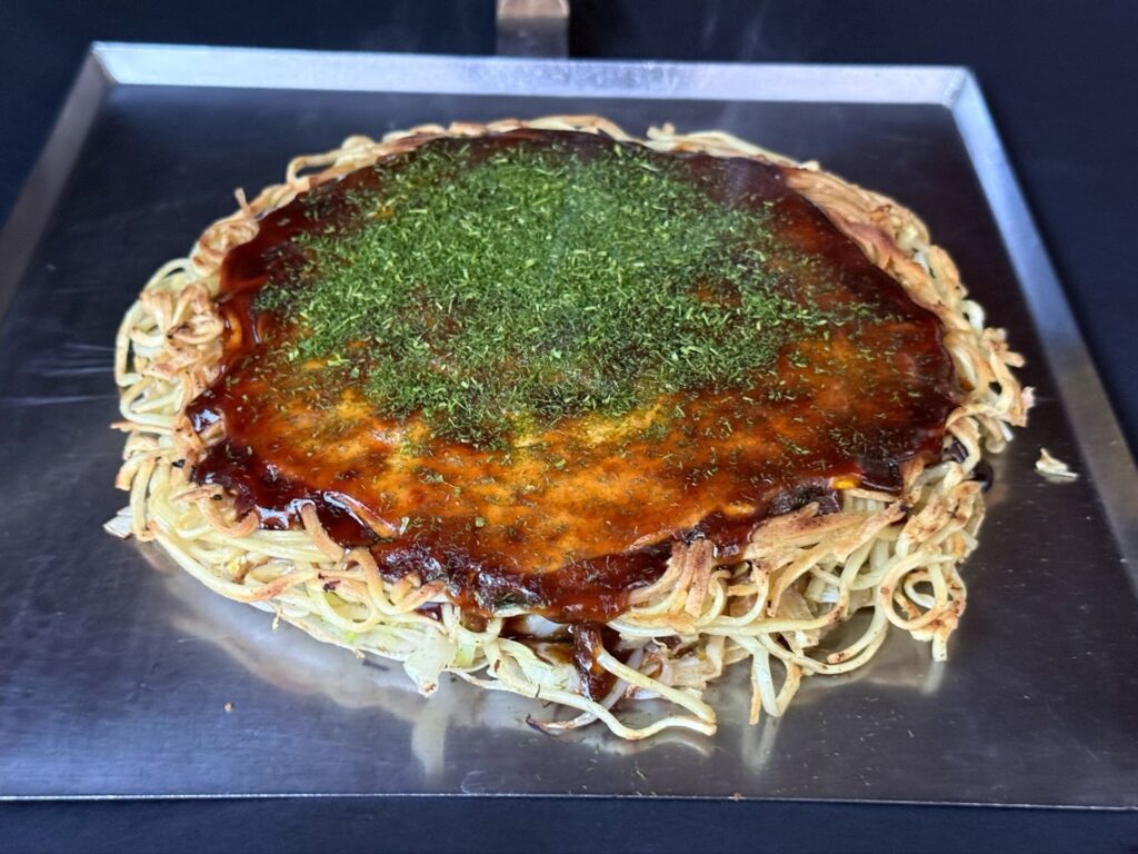 料理の正面から光が当たる順光で撮影し立体感やシズル感が失われた失敗例
