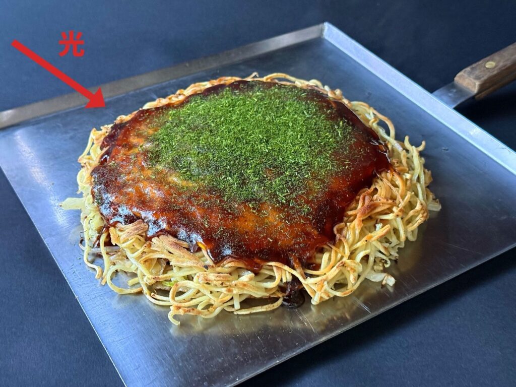 料理の左斜め後ろから自然光を当てる半逆光でシズル感を引き出した撮影例