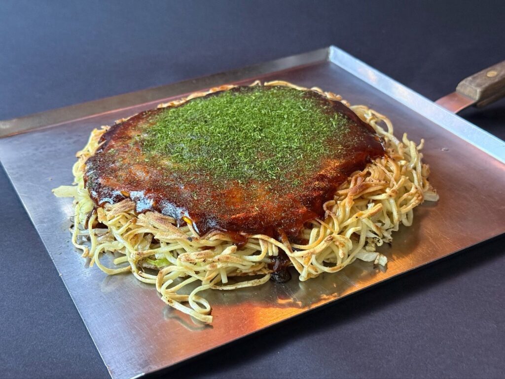 自然光に店内のオレンジ色のスポットライトが混ざり不自然な色味になった料理の失敗例
