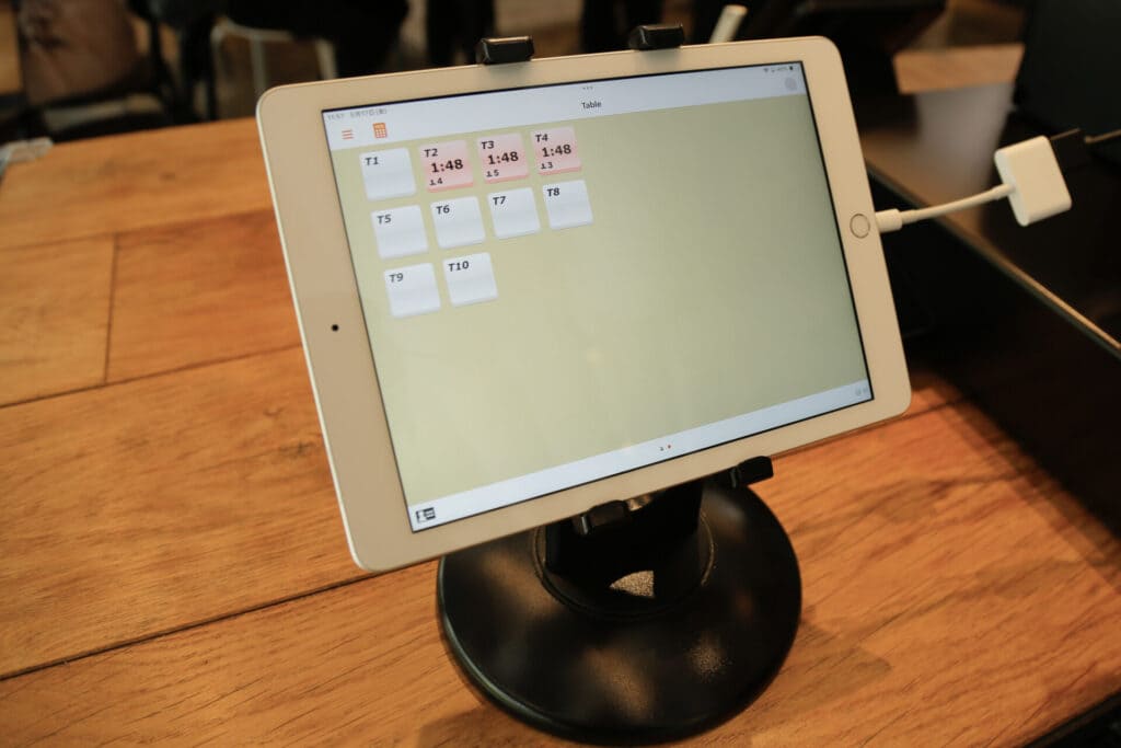 POSレジ端末のiPadに表示された居酒屋のユビレジのテーブル管理画面