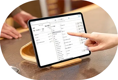飲食店のカウンターでスタッフが操作する小規模店舗向けのiPad POSレジ画面